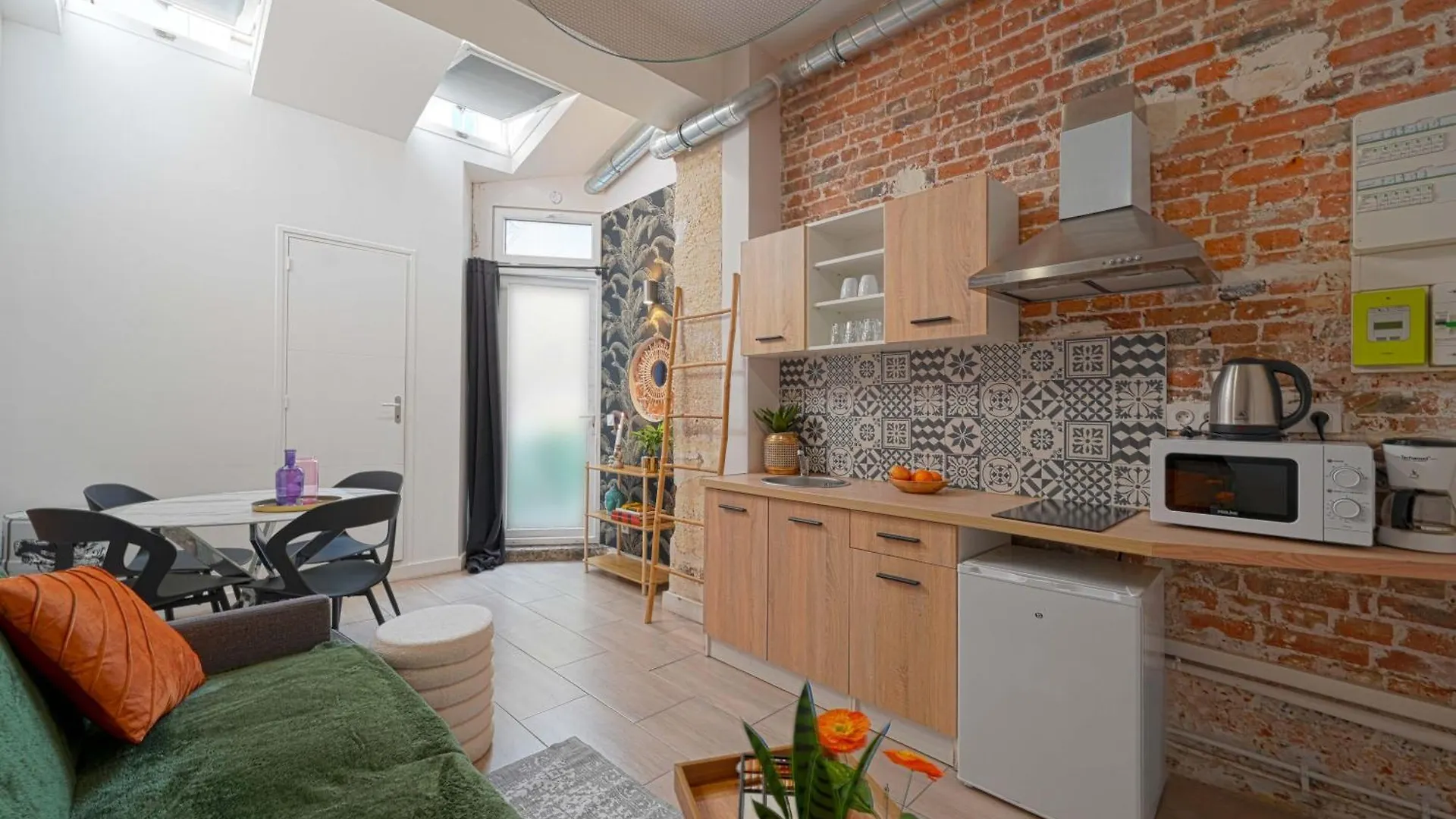 A Modern Apartment Situated Just A Few Steps From The Canal Saint Martin contacts